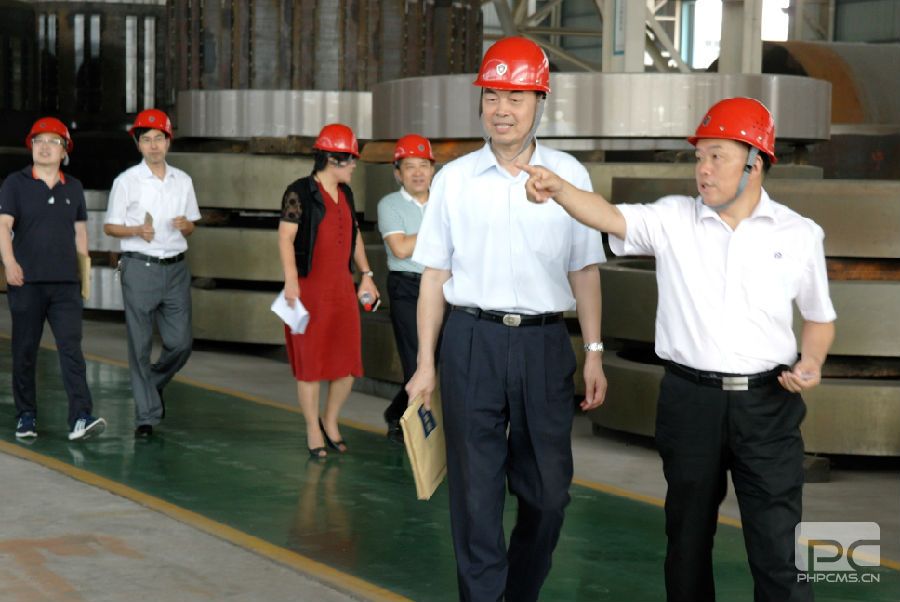 总经理苏根华向荥阳市领导们介绍公司的大型重型装备制造加工能力
