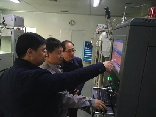河北省激光研究所技术人员在CVD金刚石生产试验室检查操作系统