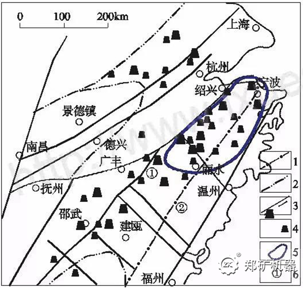 矿床赋存于火山-沉积盆地及其盆缘的断裂、裂隙带中